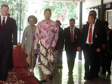 Presiden Ukraina, Petro Poroshenko bersama Gubernur DIY Sultan HB X melintasi Bangsal kencono kraton kesultanan Yogyakarta, (6/8). Usai ke kraton, Petro Poroshenko rencananya akan mengunjungi Candi Borobudur dan Prambanan. (Liputan6.com/Boy Harjanto)