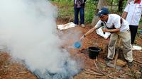 Para petani sawit yang tergabung dalam Asosiasi Petani Kelapa Sawit Perusahaan Inti Rakyat (Aspekpir) kembali menggelar praktik pembuatan Biochar berbahan dasar tandan kosong (tankos) di Desa Bono Tapung, Kecamatan Tandun, Kabupaten Rokan Hulu.