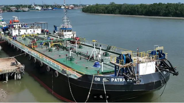 Pemasangan Pembangkit Listrik Tenaga Surya (PLTS) pada Kapal Oil Barge (OB) Patra 2303 milik PT Pertamina Trans Kontinental (PTK). (Dok Pertamina)