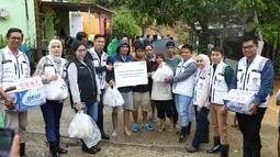 Relawan BRI Peduli menyalurkan paket makanan cepat saji kepada warga di Kota Padang yang terdampak banjir bandang. Ribuan paket telah dibagikan untuk memenuhi kebutuhan konsumsi darurat. Foto: BRI