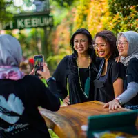 kegiatan dua komunitas di hari ibu