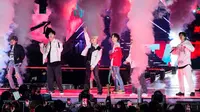 Grup asal Korea Selatan, iKON, tampil di konser K-pop the Seoul Festa 2023, di Jamsil stadium, Seoul, 30 April 2023.(ANTHONY WALLACE/AFP)
