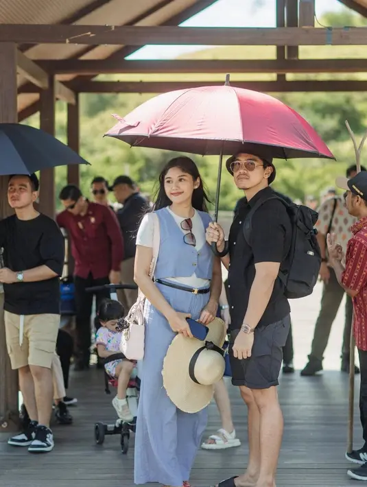 Erina Gudono dan Kaesang Pangarep terlihat kontras dengan outfit kasual masing-masing. Namun kompak kenakan kacamata hitam [@erinagudono]