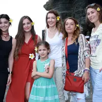 Akhirnya pemeran sinetron Elif menginjakkan kakinya di Pulau Dewata, Bali, Selasa (25/8/2015). Meski baru semalaman di sana, mereka sudah kagum dengan keindahan alam Bali. (Deki Prayoga/Bintang.com)