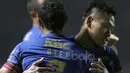 Pemain Persib Bandung, Atep dan Toni Sucipto merayakan gol kedua saat melawan PS TNI pada lanjutan Liga 1 2017 di Stadion Pakansari, Bogor, Sabtu (22/4/2017). PS TNI bermain imbang 2-2. (Bola.com/Nicklas Hanoatubun)