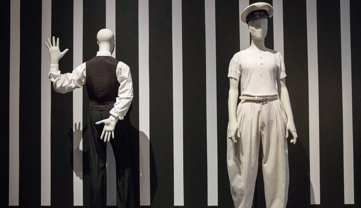 Pakaian Thin White Duke (kiri) yang dirancang oleh Ola Hudson dan pakaian yang dirancang Natasha Korniloff dipajang dalam pameran "David Bowie" di Museum Brooklyn (28/2). (AP Photo / Mary Altaffer)