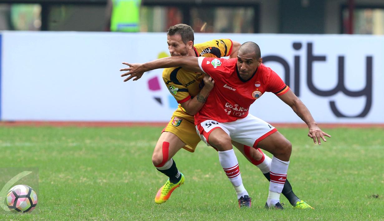 Bek Mitra Kukar, Jorge Gotor Blas berebut bola dengan gelandang Persija Bruno Da Silva Lopes saat laga lanjutan Liga 1 Indonesia di Stadion Patriot Candrabhaga, Bekasi, Minggu (14/5). Laga kedua tim berakhir imbang 1-1. (Liputan6.com/Helmi Fithriansyah)