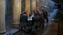Pelanggan minum dan makan di restoran yang kembali dibuka di pusat kota Barcelona, Spanyol, Senin (23/11/2020). Restoran dan bar di Barcelona serta sekitar Catalonia kembali dibuka setelah tutup selama 40 hari untuk membendung peningkatan kasus virus corona COVID-19. (AP Photo/Emilio Morenatti)
