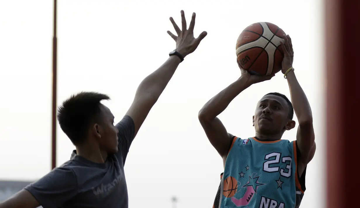 Sejumlah warga bermain basket di kawasan Monas, Jakarta, Jumat (11/10). Kawasan Monas menjadi pilihan warga Jakarta dan pekerja ibu kota untuk berolahraga sore. (Bola.com/Yoppy Renato)