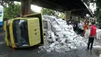 Truk pembawa batako untuk pembangunan Wisma Arlet terguling di Jalan DI Panjaitan Jakarta Timur. Truk terbalik akibat patas AS saat melewati jalan berlubang