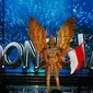 Puteri Indonesia 2016 Kezia Roslin Cikita Warouw atau lebih dikenal sebagai Kezia Warouw memakai kostum burung Garuda karya Dynand Fariz dalam ajang Miss Universe 2016  (AP Photo/Bullit Marquez)