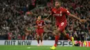 Striker Liverpool, Daniel Sturridge berselebrasi usai mencetak gol ke gawang Chelsea pada pertandingan babak ketiga Piala Liga Inggris di stadion Anfield (26/9). Chelsea berhasil mengalahkan Liverpool 2-1. (AP Photo/Rui Vieira)