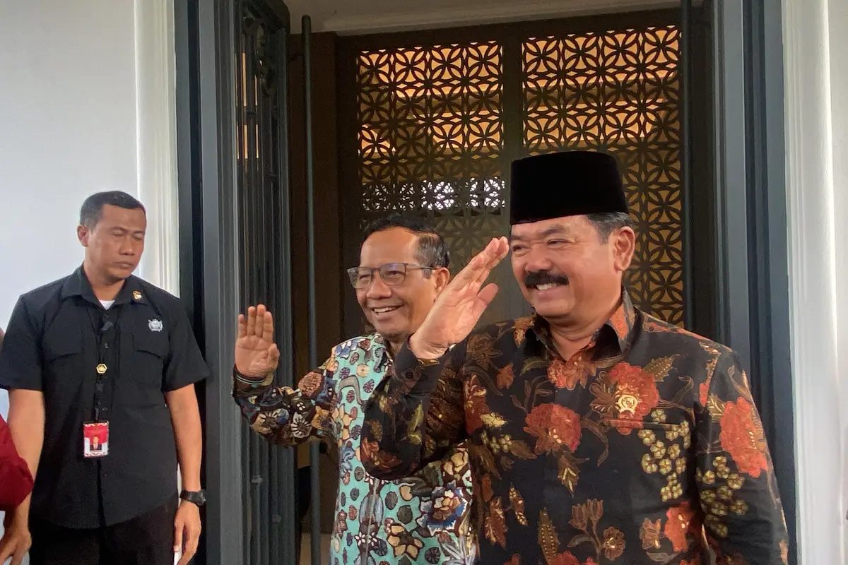 Menteri Koordinator Politik Hukum dan Keamanan Hadi Tjahjanto menyambang Mahfud Md di kediaman pribadinya di Jakarta, Kamis (22/2/2024).
