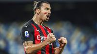 Striker AC Milan, Zlatan Ibrahimovic, melakukan selebrasi usai mencetak gol ke gawang Napoli pada laga Liga Italia, Minggu (22/11/2020). AC Milan menang dengan skor 3-1. (Alessandro Garofalo/LaPresse via AP)
