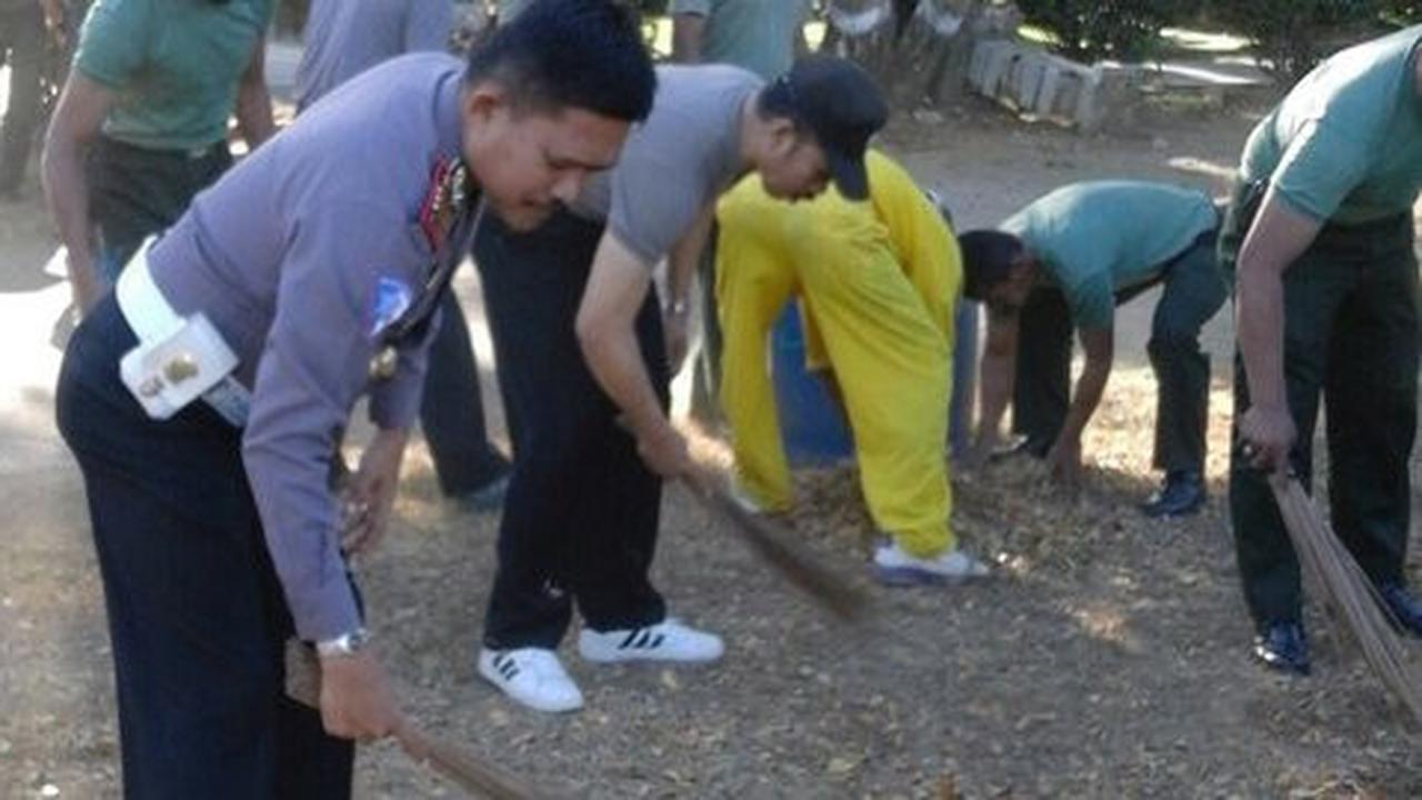Mesranya prajurit TNI dan Polisi sapu lapangan buat salat Id