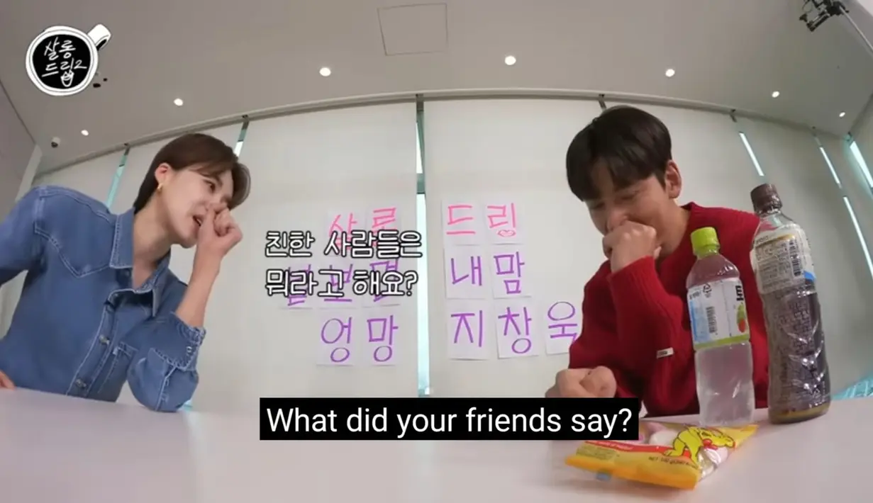 Jang Do Yeon bertanya, bagaimana reaksi teman-teman Ji Chang Wook saat adegan ciuman itu disiarkan? Sang aktor seketika tak bisa menahan rasa malu. (Foto: YouTube/ TEO 테오)