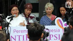 Koalisi Perempuan Antikorupsi menunjukkan surat yang dikirim kepada Presiden Joko Widodo (Jokowi) saat memberikan keterangan di depan Gedung KPK, Jakarta, Selasa (15/10/2019). Mereka menuntut presiden segera mengeluarkan Perpputentang RUU KPK. (merdeka.com/Dwi Narwoko)