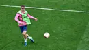 Penyerang Atletico Madrid, Antoine Griezmann saat mengikuti sesi latihan di stadion Parc OL di Decines-Charpieu (15/5). Atletico Madrid akan bertanding melawan wakil Prancis, Marseille pada babak final Liga Europa. (AFP Photo/Jean-Philippe Ksiazek)