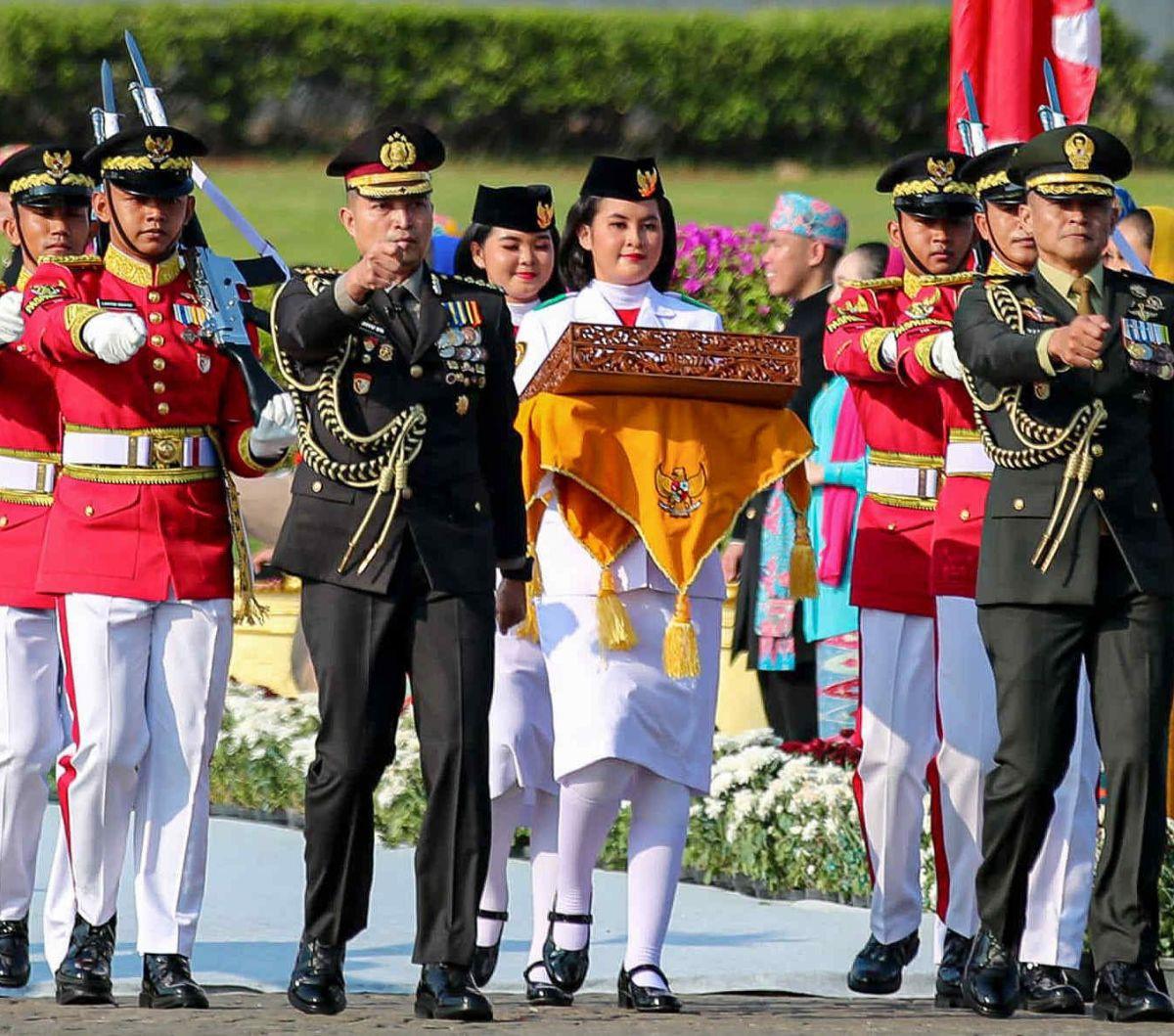 Tim Purna Paskibraka 2023  membawa replika bendera merah putih dan naskah proklamasi selama kirab di kawasan Monumen Nasional (Monas), Jakarta, Sabtu (10/8/2024). Melalui kirab ini, bendera merah putih dan naskah proklamasi resmi meninggalkan Monas untuk 