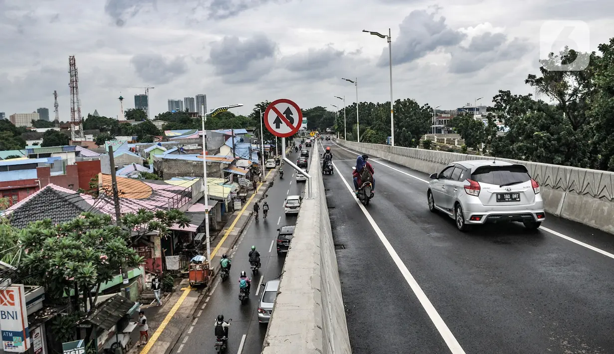 Sejumlah kendaraan melintasi jalan layang atau flyover Lenteng Agung, Jakarta, Minggu (31/1/2021). Pemprov DKI Jakarta melalui Dinas Bina Marga melakukan uji coba dua flyover tapal kuda, yakni Tanjung Barat dan Lenteng Agung. (merdeka.com/Iqbal S. Nugroho)