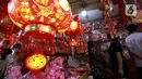 Warga melihat-lihat pernak-pernik Imlek di Kawasan Pasar Glodok Pancoran, Jakarta Barat, Jumat (13/1/2023). Menjelang Imlek yang akan jatuh pada tanggal 22 Januari 2023 mendatang, para pedagang musiman yang menjual pernak-pernik mulai ramai. (Liputan6.com/Johan Tallo)