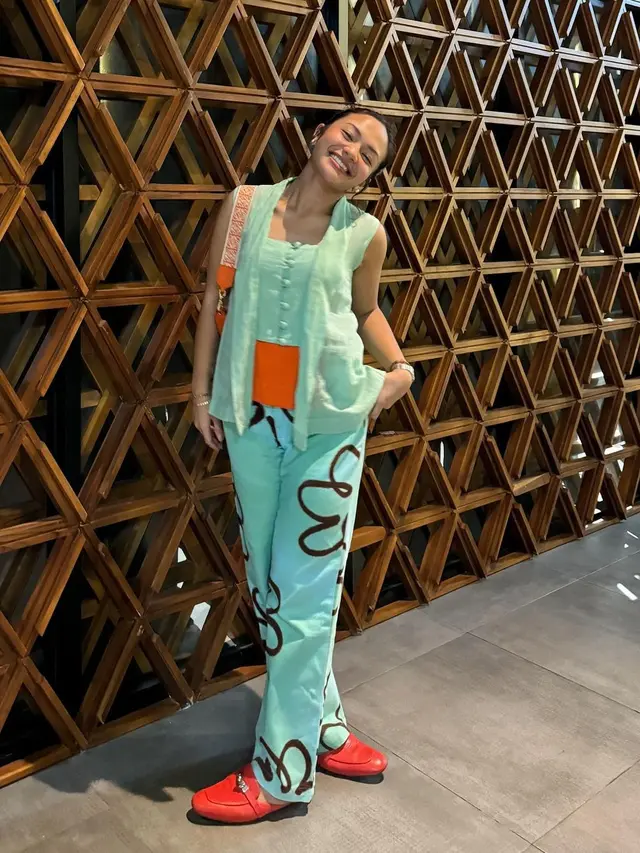 8 OOTD Cantik Amel Carla dengan Tubuh Ramping Kenakan Kebaya untuk Wisuda hingga Belanja