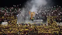 Supporter Persis Solo, Pasoepati membuat koreografi saat berlangsungnya pertandingan melawan PPSM Magelang pada laga perdana grup C Piala Kemerdekaan di Solo, Jateng, Sabtu (15/8/2015). Persis takluk 2-3 dari PPSM. (Bola.com/Vincensius Sarwono)