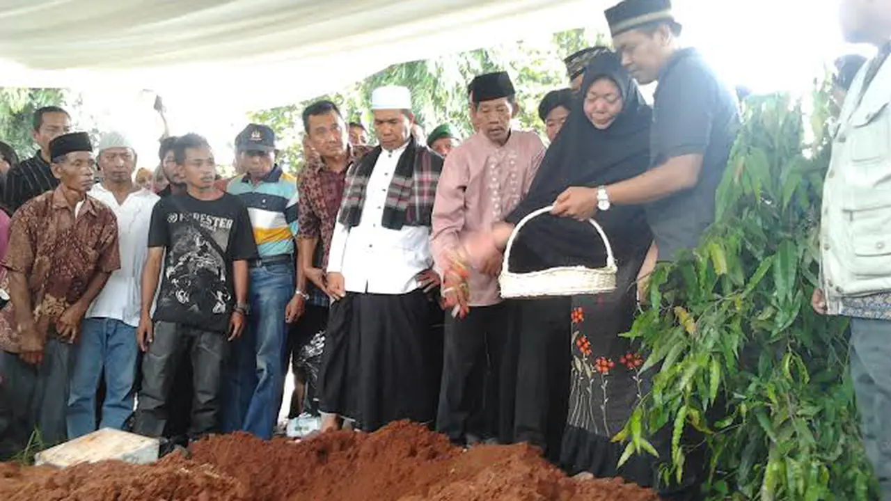 Taburkan Bunga ke Makan AKBP Pamudji, Istri Pingsan