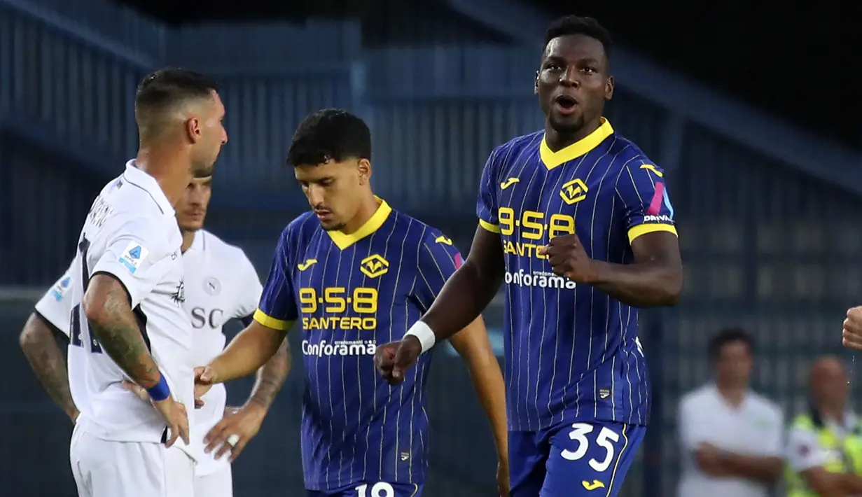 Satu lagi pemain anyar Hellas Verona langsung mencetak gol pada pekan pertama Serie A 2024/2025 saat menang 3-0 atas Napoli (18/8/2024) adalah Daniel Mosquera. Striker asal Kolombia berusia 24 tahun ini didatangkan dari klub Kolombia, CD America dengan nilai transfer hanya 700 ribu euro. (LaPresse via AP Photo/Paola Garbuioi)