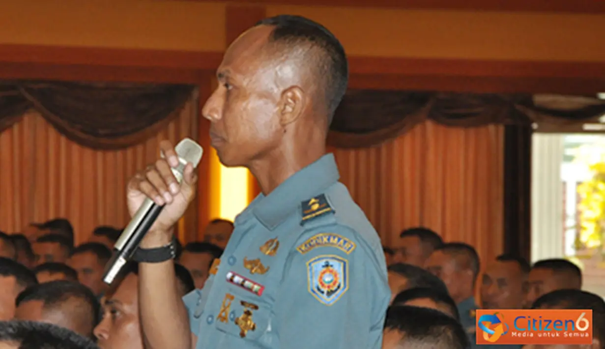 Citizen6, Surabaya: Interaksi Siswa Diktukpa dengan mengajukan pertanyaan terkait dengan pembekalan yang diberikan oleh Wakil Kepala Staf Angkatan Laut, Laksamana Madya TNI  Dr. Marsetio di Gedung Moeljadi, Bumimoro, Surabaya. (Pengirim: Penkobangdikal).
