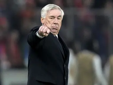 Pelatih Real Madrid, Carlo Ancelotti memberikan arahan kepada pemainnya saat laga lanjutan Grup C Liga Champions 2023/2024 melawan Union Berlin di Olympiastadion, Berlin, Jerman, Rabu (13/12/2023) dini hari WIB. (AP Photo/Markus Schreiber)