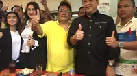 Ketua DPR Bambang Soesatyo ngopi bareng Pengacara kondang Hotman Paris. (Liputan6.com/Devira Prastiwi)