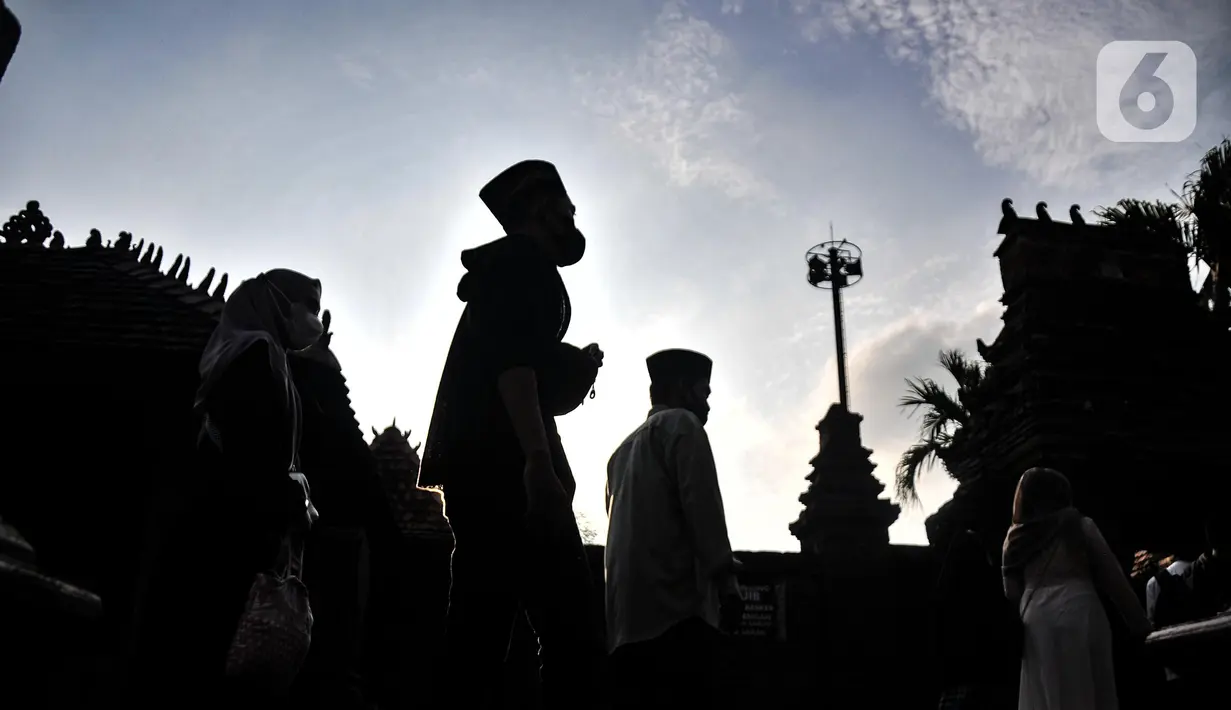 Peziarah saat mendatangi makam Sunan Kudus, Kauman, Kabupaten Kudus, Jawa Tengah, Rabu (30/3/2022). Humas Yayasan Masjid, Menara, dan Makam Sunan Kudus, Denny Nur Hakim mencatat jumlah peziarah mengalami peningkatan menjelang bulan Ramadan tahun ini. (merdeka.com/Iqbal S. Nugroho)