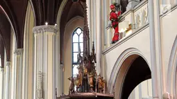Pekerja menyelesaikan pengerjaan konservasi Gereja Katedral Jakarta, Jumat (19/5). Konservasi dilakukan guna membersihkan, memelihara dan memperbaiki gereja berarsitektur neo-gothic yang merupakan cagar budaya di Jakarta. (Liputan6.com/Immanuel Antonius)