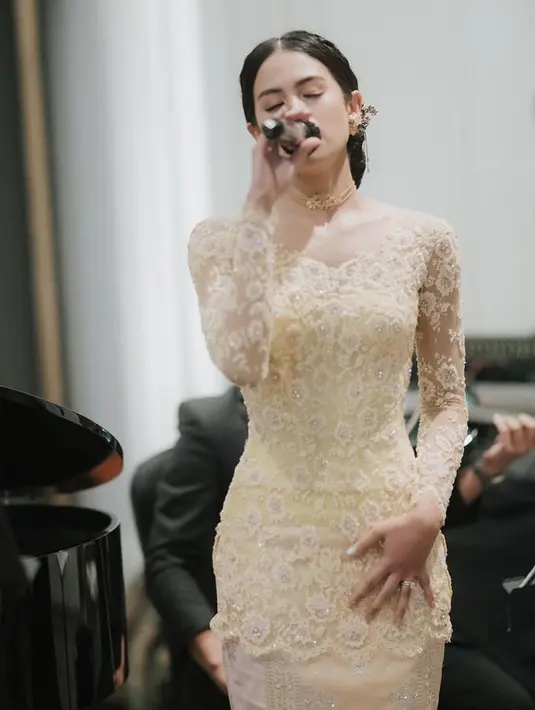 Mengantarkan sang adik menikah, Maudy Ayunda tampil elegan mengenakan kebaya kuning dan kain wastra senada sebagai rok. [Foto: Instagram/maudyayunda]