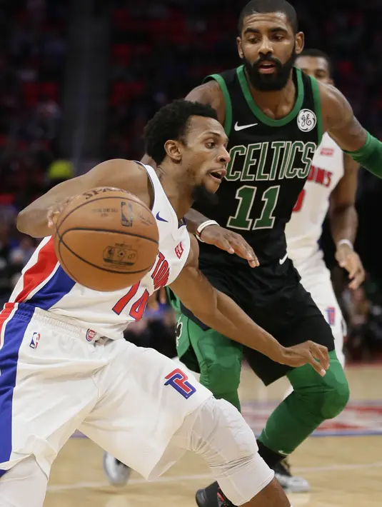 Pebasket Boston Celtics, Kyrie Irving, berusaha menghalau pebasket Detroit Pistons, Ish Smith, pada laga NBA di Little Caesars Arena, Senin (11/12/2017). Celtics menang 91-81 atas Pistons. (AP/Duane Burleson)