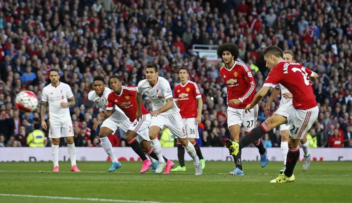 Ander Herrera mencetak gol kedua MU ke gawang Liverpool melalui penalti di Stadion Old Trafford, Inggris. Sabtu (12/9/2015). (Action Images via Reuters/Carl Recine)