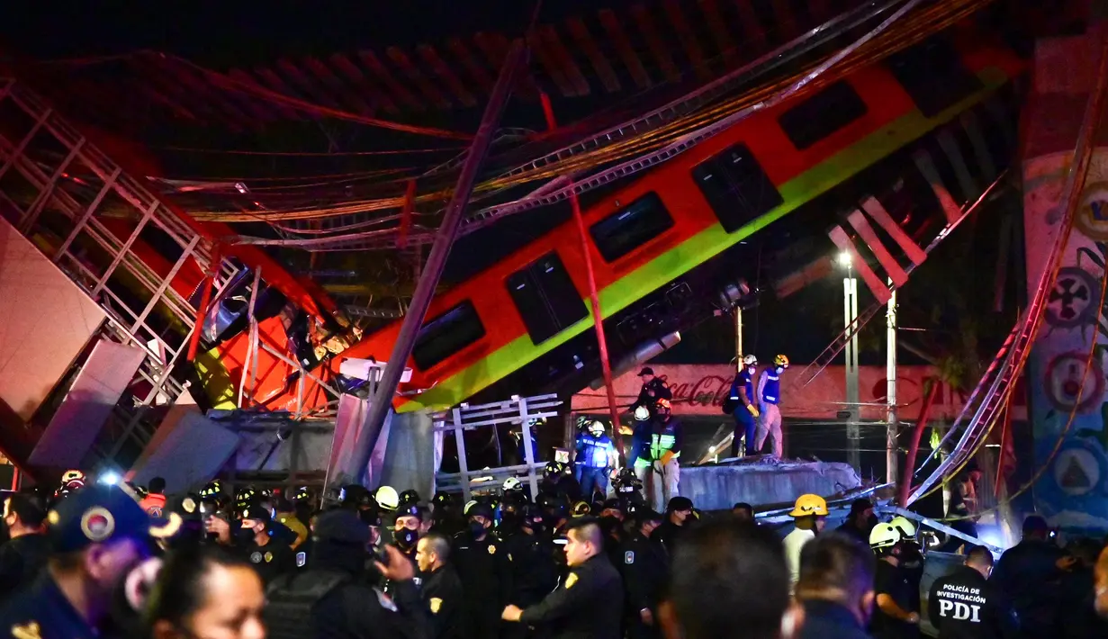 Petugas penyelamat berkumpul di lokasi kecelakaan setelah jembatan layang untuk kereta metro ambruk di Mexico City, Senin (3/5/2021). Setidaknya 13 orang tewas dan puluhan lainnya luka-luka akibat kecelakaan kereta metro di ibu kota Meksiko tersebut. (Pedro PARDO/AFP)