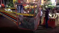 Sebuah alat berat proyek LRT di Kelapa Gading mendadak roboh. Akibatnya sebuah mobil nahas rusak karena tertimpa robohan alat.