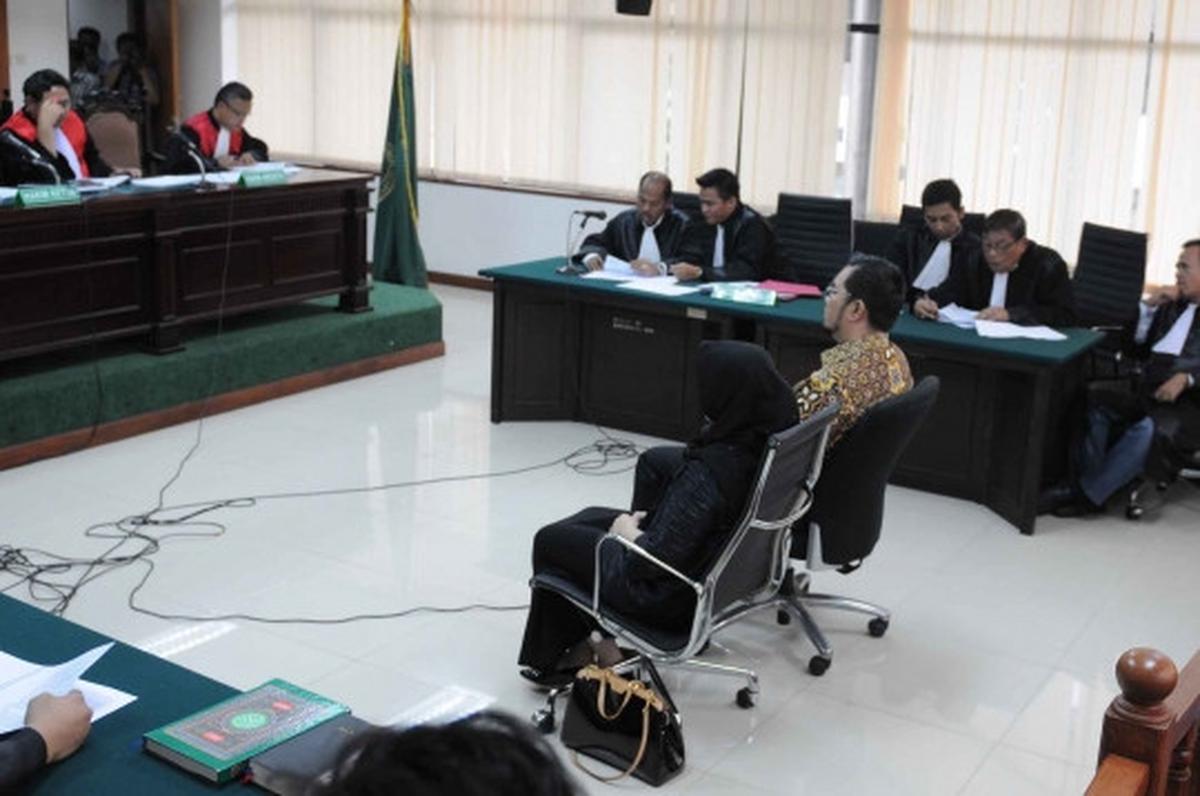 Sidang perdana Bupati Empat Lawang dan istri terkait kasus suap Akil