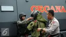 Petugas Gegana Polri bersiap melakukan penyisiran di sekitar pos polisi di perempatan Sarinah Jl MH Thamrin, Jakarta, Kamis (14/1/2016). Pasca ledakan, aparat Gegana langsung melokalisir tempat kejadian perkara (TKP). (Liputan6.com/Helmi Fithriansyah)