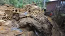 Seorang warga meninggalkan daerah tersebut setelah menerima perintah evakuasi menyusul tanah longsor di Bello, Distrik Antioquia, Kolombia, pada tanggal 25 Juni 2025. (JAIME SALDARRIAGA/AFP)