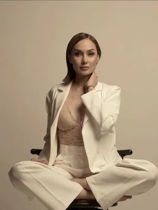 <p>Mengenakan set blazer dan lingerie bernuansa pastel, sukses hadirkan kesan seksi nanmanis sekaligus stylish. [Foto: Sara Wijayanto/ Instagram].</p>