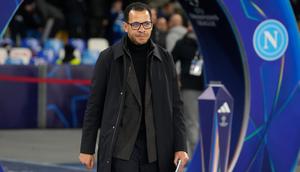 Pelatih Chelsea, Liam Rosenior, memasuki lapangan sebelum dimulainya laga fase liga Liga Champions antara Napoli vs Chelsea di Naples, Italia, Rabu, 28 Januari 2026. (AP Photo/Gregorio Borgia)