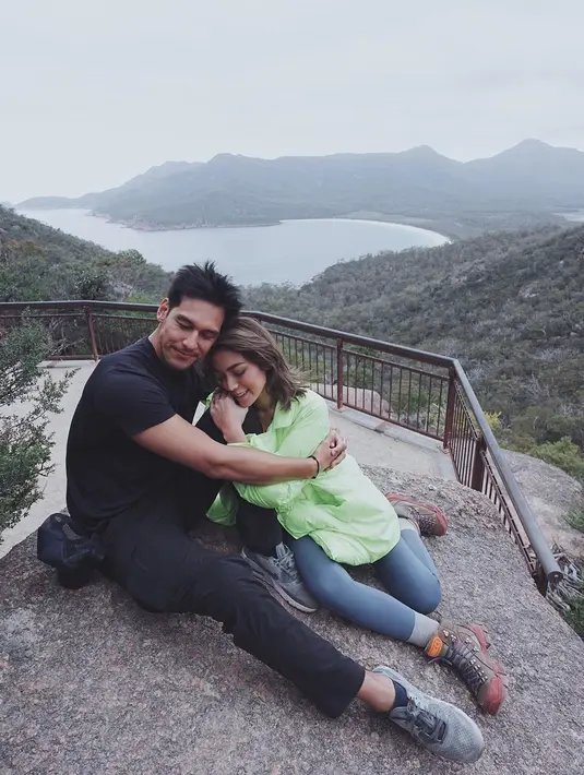 "Momen aku bertemu denganmu pada 30 Mei, kamu membuatku menjadi laki-laki paling beruntung pada hari itu. Hargai mawar yang abadi ini, seperti kita saling mencintai satu sama lain. Love always, Richard," tulis Richard Kyle. (Instagram/inijedar)