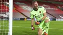Reaksi kiper Arsenal Bernd Leno usai melakukan penyelamatan penalti saat pertandingan putaran keempat Piala Liga antara Liverpool dan Arsenal di Anfield, Liverpool, Inggris, Kamis (1/102020). Arsenal mengalahkan Liverpool 5-4 dalam adu penalti. (Peter Byrne/Pool via AP)