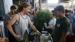 Penjual dan pembeli ganja berkumpul saat acara 'Weed the People' merayakan legalisasi penggunaan ganja di Portland, Oregon (3/7/2015). Pemerintah Oregon telah melegalkan penggunaan ganja Pada 1 Juli lalu sebagai kepentingan medis. (REUTERS/Steve DiPaola)