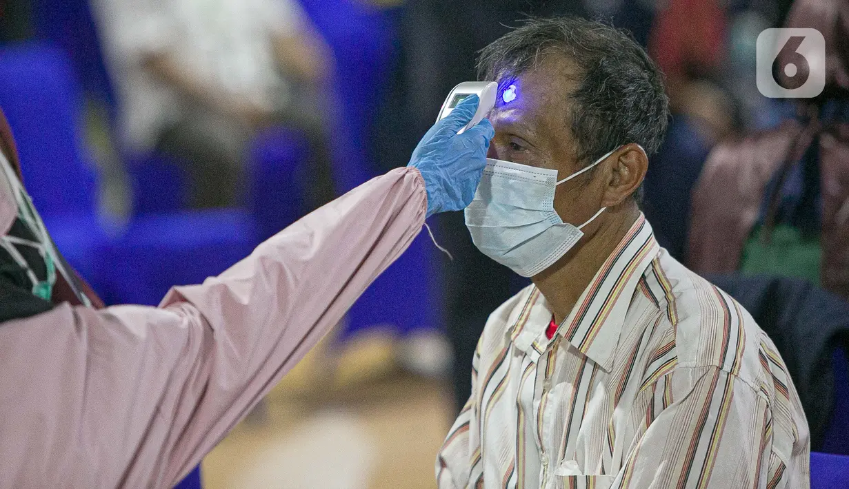 Petugas melakukan skrining warga lanjut usia (lansia) sebelum diberikan vaksin COVID-19 di Balai Besar Pelatihan Kesehatan (BBPK) Jakarta Kampus Hang Jebat, Jakarta Selatan, Selasa (23/3/2021). Program vaksinasi itu berlaku bagi lansia pemegang KTP dalam dan luar DKI. (Liputan6.com/Faizal Fanani)