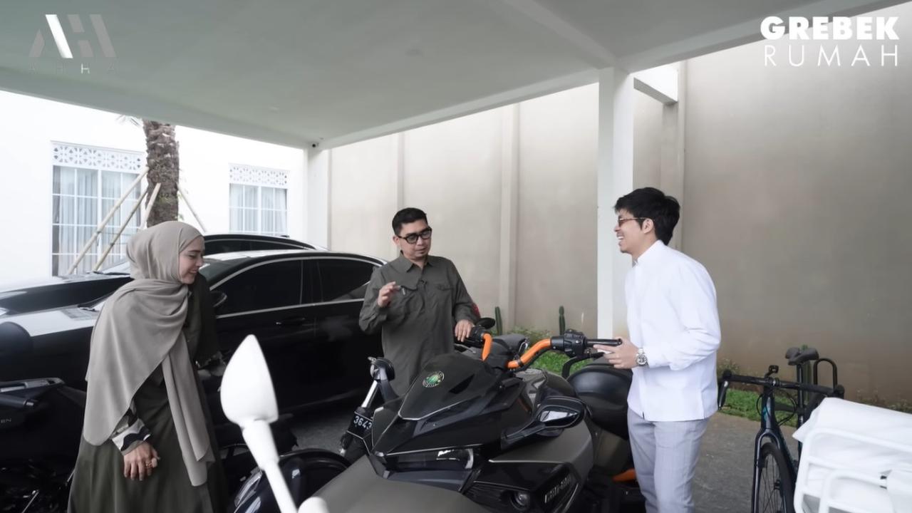 Atta pun kemudian melihat deretan motor di garasi rumah Ustaz Solmed.Tampak ada vespa hingga motor sport.<br>