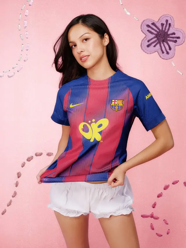 Jadi Fans Barca, Gaya Olivia Rodrigo Pakai Jersey Kolaborasi Spesial Berharga Rp57 Juta-an